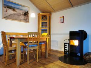 a dining room with a table and a wood stove at Ahorn in Presen