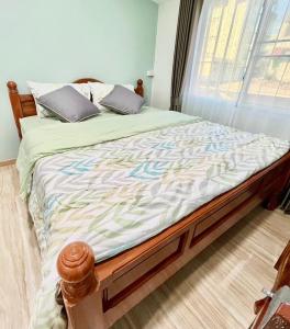 1 cama grande en un dormitorio con ventana en Number9 Bangkoknoi BKK, en Bangkok