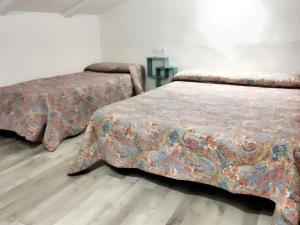 dos camas sentadas una al lado de la otra en una habitación en 7 bedrooms villa with private pool enclosed garden and wifi at Prado del Rey, en Prado del Rey