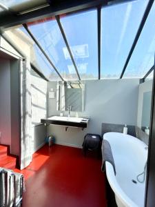 y baño con bañera blanca y lavamanos. en Loft 52, en Aix-en-Provence