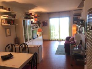 uma sala de estar com um sofá e uma mesa em Delizioso in Residence sul Garda em Polpenazze del Garda