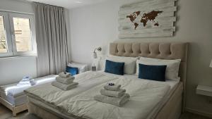 een slaapkamer met een bed met handdoeken erop bij Enny Suite Apartment im schönen Rheinland in Lohmar