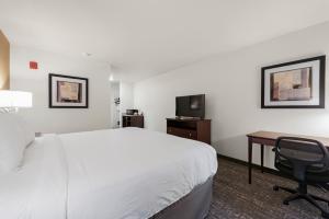 Kama o mga kama sa kuwarto sa Cobblestone Hotel & Suites - Russells Point at Indian Lake