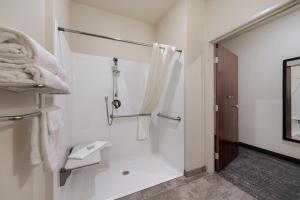 Bathroom sa Cobblestone Hotel & Suites - Russells Point at Indian Lake