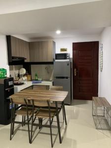 Kuchyň nebo kuchyňský kout v ubytování Casapedian 004 Mansyur Residence Apartment Medan