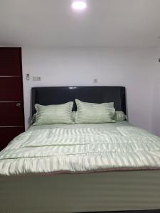 Postel nebo postele na pokoji v ubytování Casapedian 004 Mansyur Residence Apartment Medan