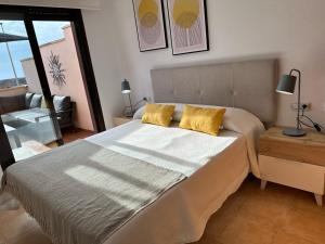 um quarto com uma cama grande e almofadas amarelas em Casa LA FLEUR beautiful apartment with communal p em El Labradorcico