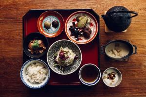 una mesa con platos de comida y cuencos de arroz en Hakone Honbako 箱根本箱, en Hakone