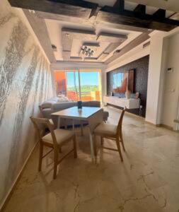 een woonkamer met een tafel en stoelen en een bank bij Penthouse vue mer Manilva in Manilva