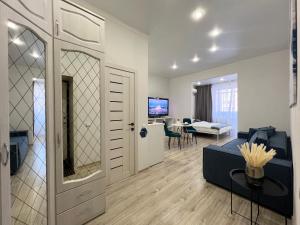 TV a/nebo společenská místnost v ubytování Уютная квартира в новом доме