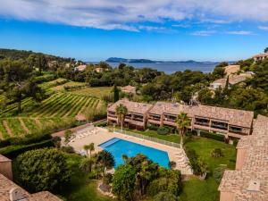 vista aerea su una tenuta con piscina di charme logement piscine terrasse a Le Pradet