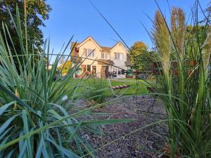 a house with a yard with tall grass at Doppelhaushaelfte-Kornblume in Presen