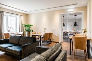a living room with a couch and a dining room at de Logerie in Enkhuizen