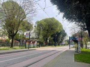 een lege straat met een bushalte en bomen bij Forte Marghera 119 in Venetië