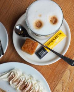 een bord met een kop koffie en een bord eten bij Hotel 't Vertrek in Boxmeer