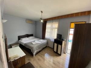 een kleine slaapkamer met een bed en een raam bij TRABZON FEYZAN OTEL in Trabzon