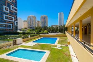- une vue sur deux piscines dans un bâtiment dans l'établissement Sweet Home Casa dos Arcos 409, à Portimão