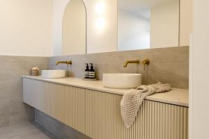 Et badeværelse på Cream Elegance Brand new Luxury 4BR Ex Display Home