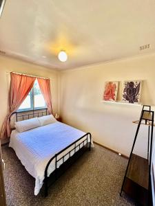 Tempat tidur dalam kamar di 3 Bedroom Home Esperance