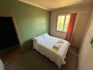 - une petite chambre avec un lit et une fenêtre dans l'établissement 3 Bedroom Home Esperance, à Esperance