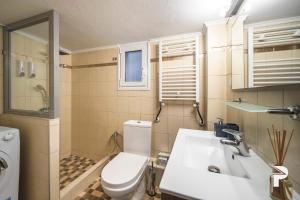 ein Bad mit einem WC und einem Waschbecken in der Unterkunft P deluxe suites 4 in Thessaloniki