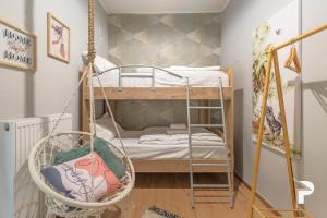 ein Kinderzimmer mit einer Schaukel und einem Etagenbett in der Unterkunft P deluxe suites 4 in Thessaloniki