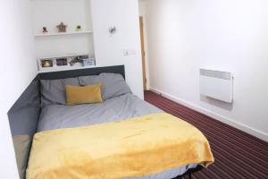 Tempat tidur dalam kamar di Cozy Private Ensuite Rooms at Brookland Road in Leicester for Students Only
