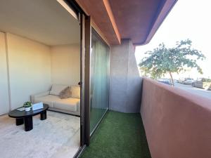 una pequeña sala de estar con sofá y mesa. en Templa One by Gloove en Murcia