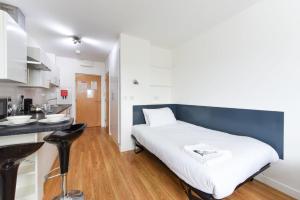Area tempat duduk di Cozy Private Ensuite Rooms at Brookland Road in Leicester for Students Only