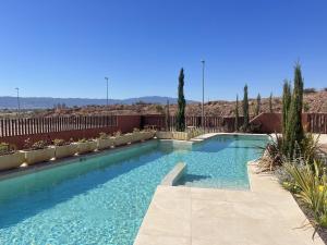 una piscina de agua azul en un patio en Templa One by Gloove en Murcia