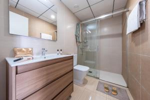 La salle de bains est pourvue d'un lavabo et d'une douche. dans l'établissement Tarragona Apartments, à Tarragone