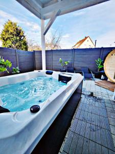 a large bath tub sitting on top of a patio at Lions Place Premium Apartments BUSINESS optionaler Zugang zum SPA- Bereich in Heidenheim