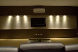 TV at/o entertainment center sa London Hotel