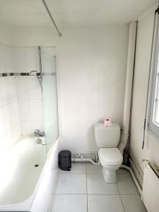 een badkamer met een toilet, een douche en een wastafel bij Maison de 5 chambres avec jardin clos et wifi a Dammartin en Goele in Dammartin-en-Goële