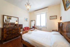een slaapkamer met een groot bed en een spiegel bij Bright flat close to the centre in Florence