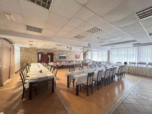 une grande salle de banquet avec des tables et des chaises dans l'établissement Ośrodek Konferencyjno-Wypoczynkowy "Krucze Skały" w Karpaczu, à Karpacz