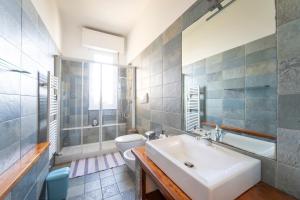 een badkamer met een wastafel, een toilet en een bad bij Bright flat close to the centre in Florence