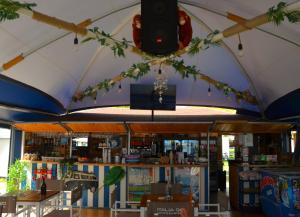 namiot ze stołami i krzesłami w restauracji w obiekcie Camping Italia90 Caravan&Bungalow w mieście Domaso