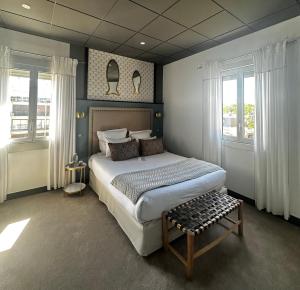 Postel nebo postele na pokoji v ubytování Grand Hôtel Richelieu