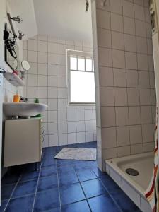 a bathroom with a sink and a tub at Doppelhaushaelfte-Klatschmohn in Presen
