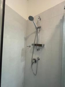 een douche met een douchekop in de badkamer bij Forte Marghera 119 in Venetië