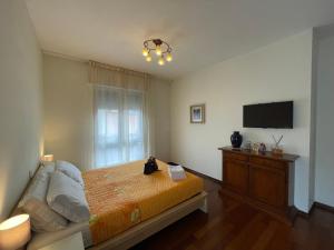 een slaapkamer met een bed en een flatscreen-tv bij Forte Marghera 119 in Venetië