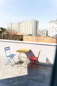 3 Stühle und ein Tisch auf dem Dach in der Unterkunft Maritan Hotel & Spa in Padua