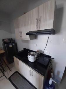 una cocina con fogones y una olla en la encimera en Kazumi Suites, en Sudtungan