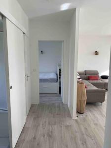 ein Wohnzimmer mit einem Sofa und einem Bett in der Unterkunft Bel appartement 4 personnes in Port-en-Bessin-Huppain