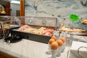 un buffet avec des œufs et de la nourriture sur un comptoir dans l'établissement Maritan Hotel & Spa, à Padoue