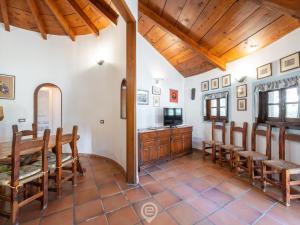 een afbeelding van een eetkamer met een tafel en stoelen bij Villa Giada - Near the Beach in Pula