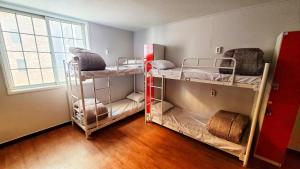 Postel nebo postele na pokoji v ubytování Kimchee Busan Downtown Guesthouse + 37 fotografií