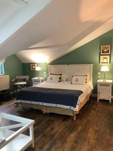 Postel nebo postele na pokoji v ubytování Hotel Les Embruns