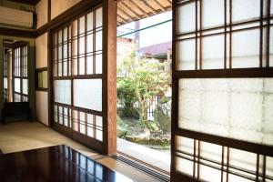 a room with windows and a view of a garden at ギャラリー宿　INNAHOUSE ANDAGALLERY in Murotsu
